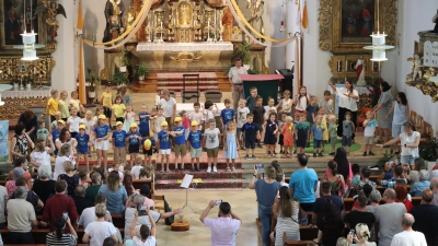 Die Kinder des Kindergartens St. Johannes Maria Vianney, zeigten sich als kleine Schauspieler und erhielten dafür reichen Beifall. (Bild: Alexandra Gailitzdörfer)