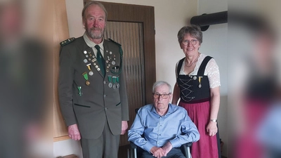 Birglandschützen gratulieren; von Links. 1.SM.: Ernst Kölbel, Jubilar: Gerd Büttner, 2. Kassier. Barbara Söhnlein. (Bild: Hans Siess)