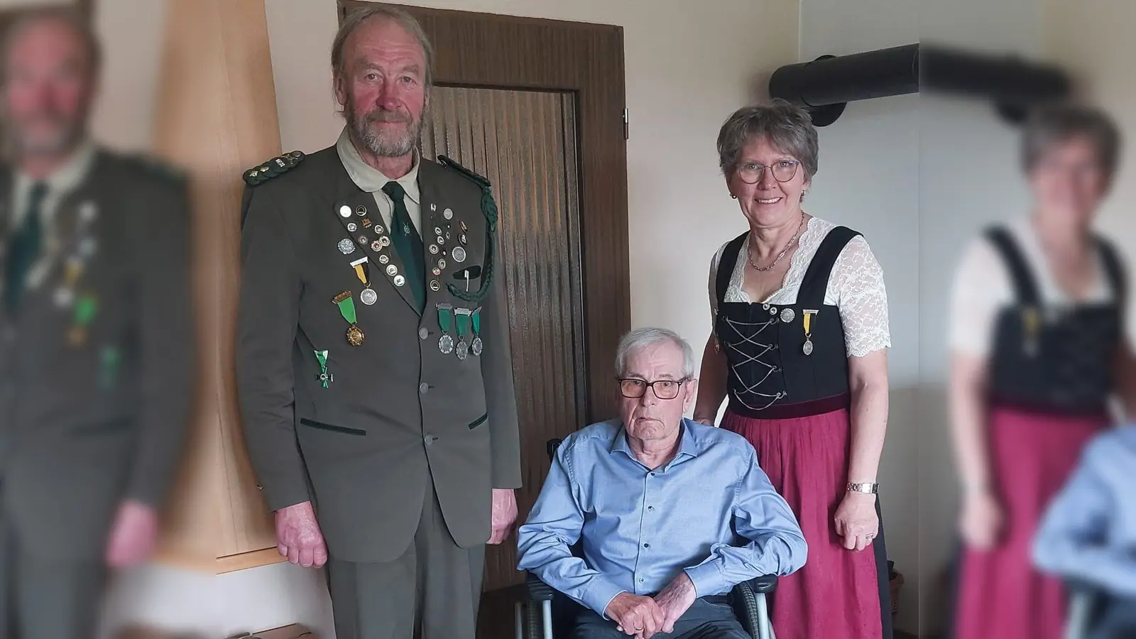 Birglandschützen gratulieren; von Links. 1.SM.: Ernst Kölbel, Jubilar: Gerd Büttner, 2. Kassier. Barbara Söhnlein. (Bild: Hans Siess)