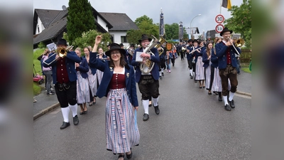 Von Christi Himmelfahrt, 14. Mai 2026 bis zum Samstag, 16. Mai 2026 feiert die Trachtenkapelle Hohenburg ihr 66-jähriges Bestehen mit einem Vatertags-Fest, Sautrogrennen, Festabend mit „Wöidarawöll” und einem Kreismusikfest mit den Musikkapellen aus der Region zum Ausklang.  (Bild: Paul Böhm)