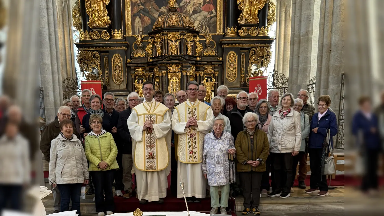 Die Teilnehmer der Bildungsfahrt beim Gruppenfoto nach der Messfeier in der Pfarrkirche Kaisheim.  (Bild: Franz Oppel)