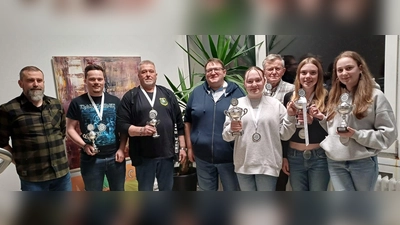 v.l.n.r. 2. Schützenmeister Stefan Lautner, Stefan Lautner (Team BadR, 2. Platz), Banasch Dietmar (3. Platz Einzelschütze), 1. Schützenmeister Andreas Dötterl, Emma Regner (1. Platz Einzelschützin), Hans Lautner (Team Lautner 3 Generationen, 3. Platz), Maia Wildner (Team Die Hotten Hühs, 1. Platz), Eileen Tauber (2. Platz Einzelschützin) (Bild: Gerhard Löckler)