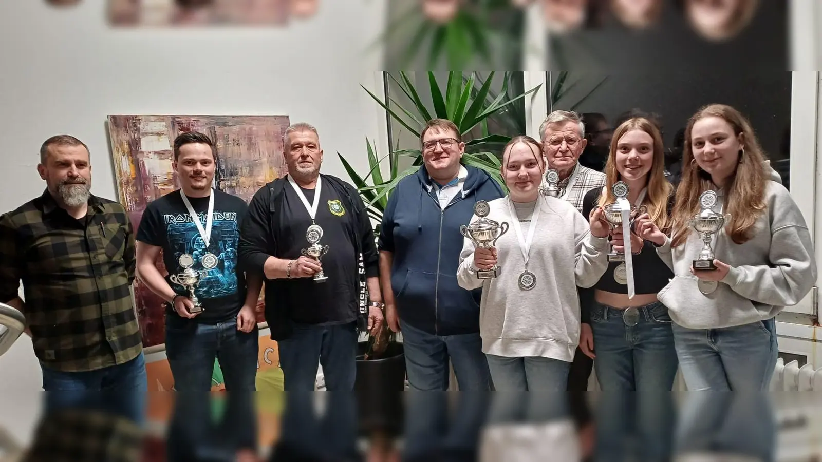 v.l.n.r. 2. Schützenmeister Stefan Lautner, Stefan Lautner (Team BadR, 2. Platz), Banasch Dietmar (3. Platz Einzelschütze), 1. Schützenmeister Andreas Dötterl, Emma Regner (1. Platz Einzelschützin), Hans Lautner (Team Lautner 3 Generationen, 3. Platz), Maia Wildner (Team Die Hotten Hühs, 1. Platz), Eileen Tauber (2. Platz Einzelschützin) (Bild: Gerhard Löckler)