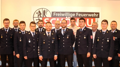 Foto 16: Die neugewählte Vorstandschaft der Feuerwehr Schönau für die nächsten sechs Jahre. Mit Bürgermeister Ludwig Prögler (3. V. rechts) und KBM Martin Holler (rechts) (Bild: Nikolaus Scherr)