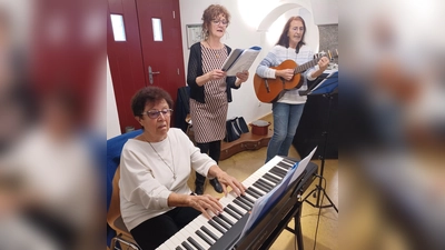 Margot Sölch am E-Piano und der Sitzweilgsang mit Inge Härtl und Monika Kunz ( von links ), sorgten für lustige Unterhaltung bei der Kirwa Sitzweil (Bild: Konrad Härtl)