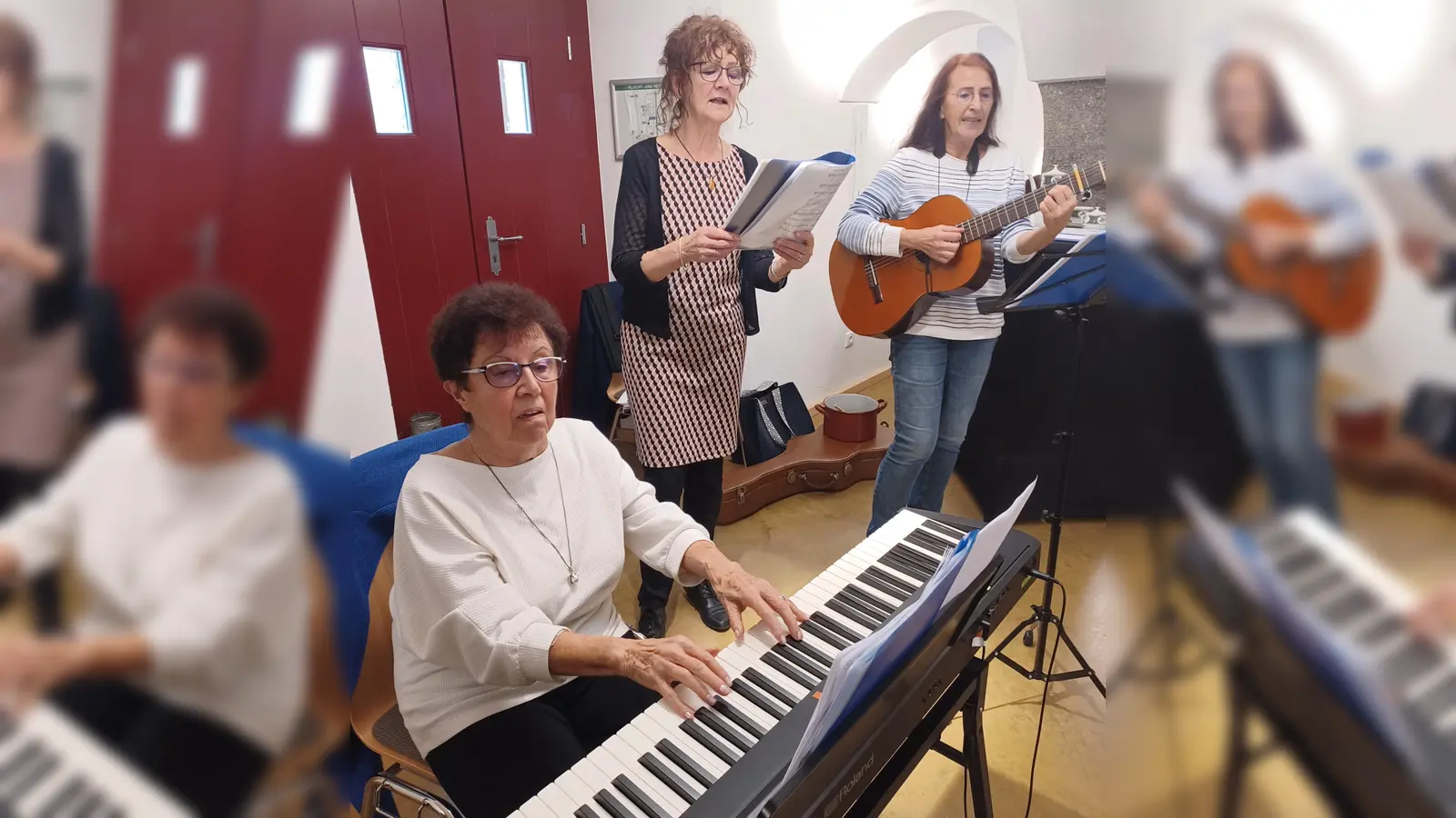 Margot Sölch am E-Piano und der Sitzweilgsang mit Inge Härtl und Monika Kunz ( von links ), sorgten für lustige Unterhaltung bei der Kirwa Sitzweil (Bild: Konrad Härtl)