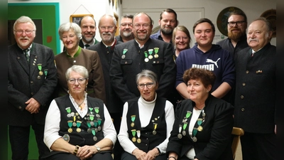 Der neugewählte Vorstand der SG Amberg 1890. V. l. Otto Held, Cornelia Seel, Margot Bohl, Thomas Singer, Robert Seel, Robert Schmid, Christian Amberger, Evelyn Pittroff, Jaco Clote, Misty Koller, Marion Schneider, Meison Chuan, Alexander Pawlow und EM des OSB Ludwig Mayer.<br> (Bild: Marion Schneider)