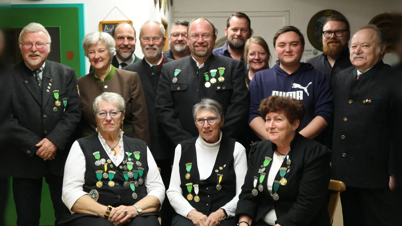 Der neugewählte Vorstand der SG Amberg 1890. V. l. Otto Held, Cornelia Seel, Margot Bohl, Thomas Singer, Robert Seel, Robert Schmid, Christian Amberger, Evelyn Pittroff, Jaco Clote, Misty Koller, Marion Schneider, Meison Chuan, Alexander Pawlow und EM des OSB Ludwig Mayer.<br> (Bild: Marion Schneider)