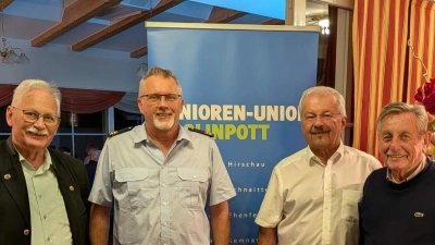 Beim Info-Abend der CSUSenioren-Union Kaolinpott zum Themenkreis „Brandschutz: Gefahren im Haushalt” klärte Kreisbrandmeister Jürgen Ehrnsberger (2. von links) über die Bedeutung von Rauchwarnmeldern, die häufigsten Brandursachen und das richtige Verhalten im Brandfall auf. Dafür dankten die Vorsitzenden Werner Schulz und Fredi Weiß (von rechts) und der SEN-Union Kreisvorsitzende Helmut Fischer (links). (Bild: Thomas Hottner)