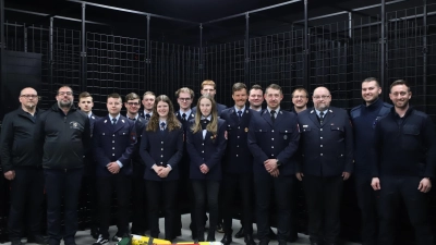 Die Ausbilder für den Atemschutz im Landkreis Tirschenreuth um den Hauptverantwortlichen Harald Würner (3. von rechts) sind stolz darauf, 11 neue Atemschutzler im Landkreis willkommen zu heißen. (Bild: Tobias Steinhauser (ATS-Ausbildung Lkr. Tirschenreuth))