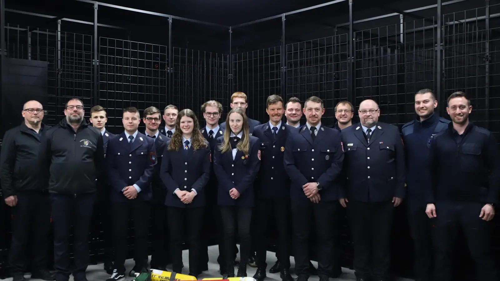 Die Ausbilder für den Atemschutz im Landkreis Tirschenreuth um den Hauptverantwortlichen Harald Würner (3. von rechts) sind stolz darauf, 11 neue Atemschutzler im Landkreis willkommen zu heißen. (Bild: Tobias Steinhauser (ATS-Ausbildung Lkr. Tirschenreuth))