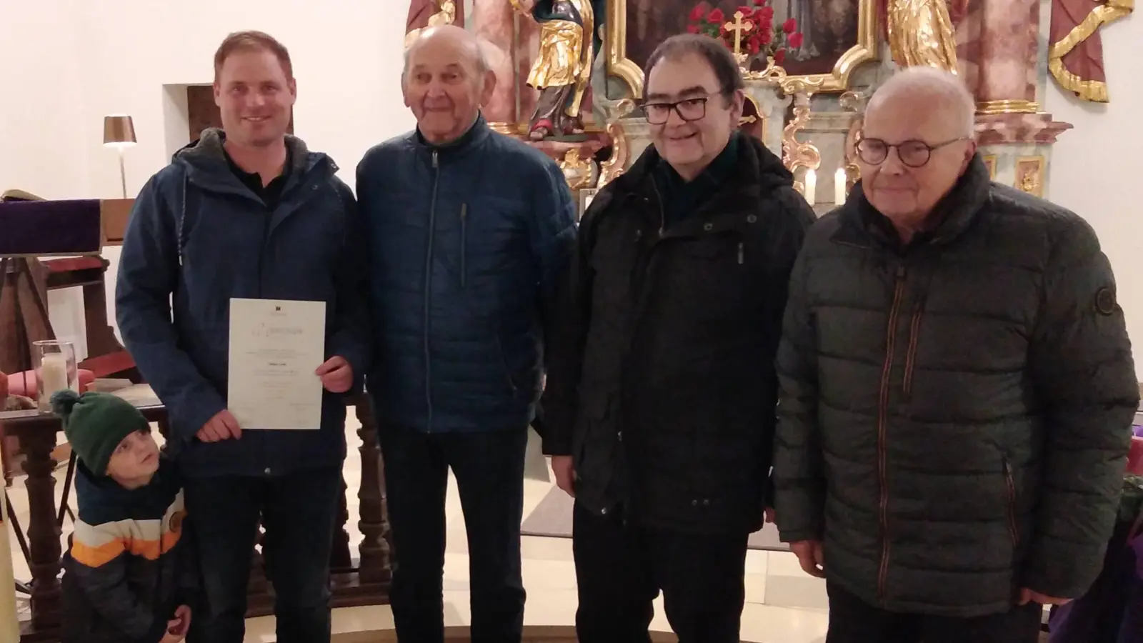 Ehrungen Tobias Falk mit Sohn, Dieter Pickelmann, Pfarrer Herbert Mader, 1. vorsitzender Hans Schötz. (Bild: Hans Schötz)