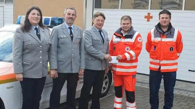 Spendenübergabe Helfer vor Ort (Bild: Michael Zimmerer)