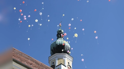 Viele bunte Luftballons wurden von den Kindern als Zeichen des Friedens in den wolkenlosen Himmel geschickt (Bild: Alexander Ebnet)