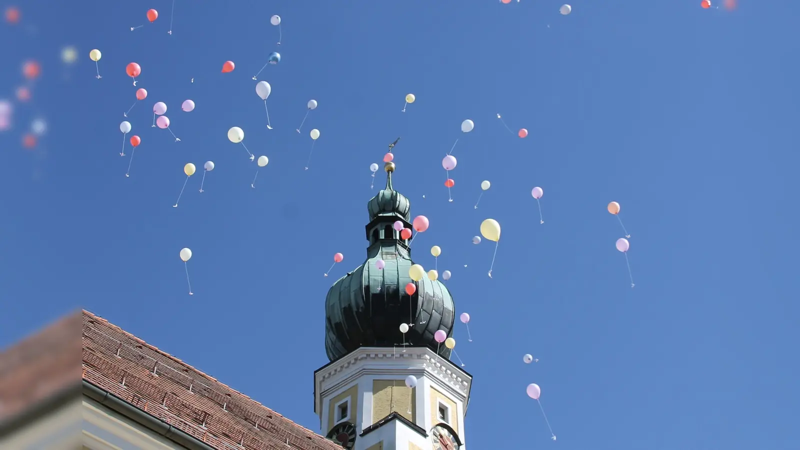 Viele bunte Luftballons wurden von den Kindern als Zeichen des Friedens in den wolkenlosen Himmel geschickt (Bild: Alexander Ebnet)