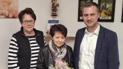 Vorsitzende Petra Becher (li.) und Bürgermeister Wolfgang Söllner ehrten Maria Bauer für 30 Jahre Zugehörigkeit zur Frauen-Union. (Bild: Josef Söllner)