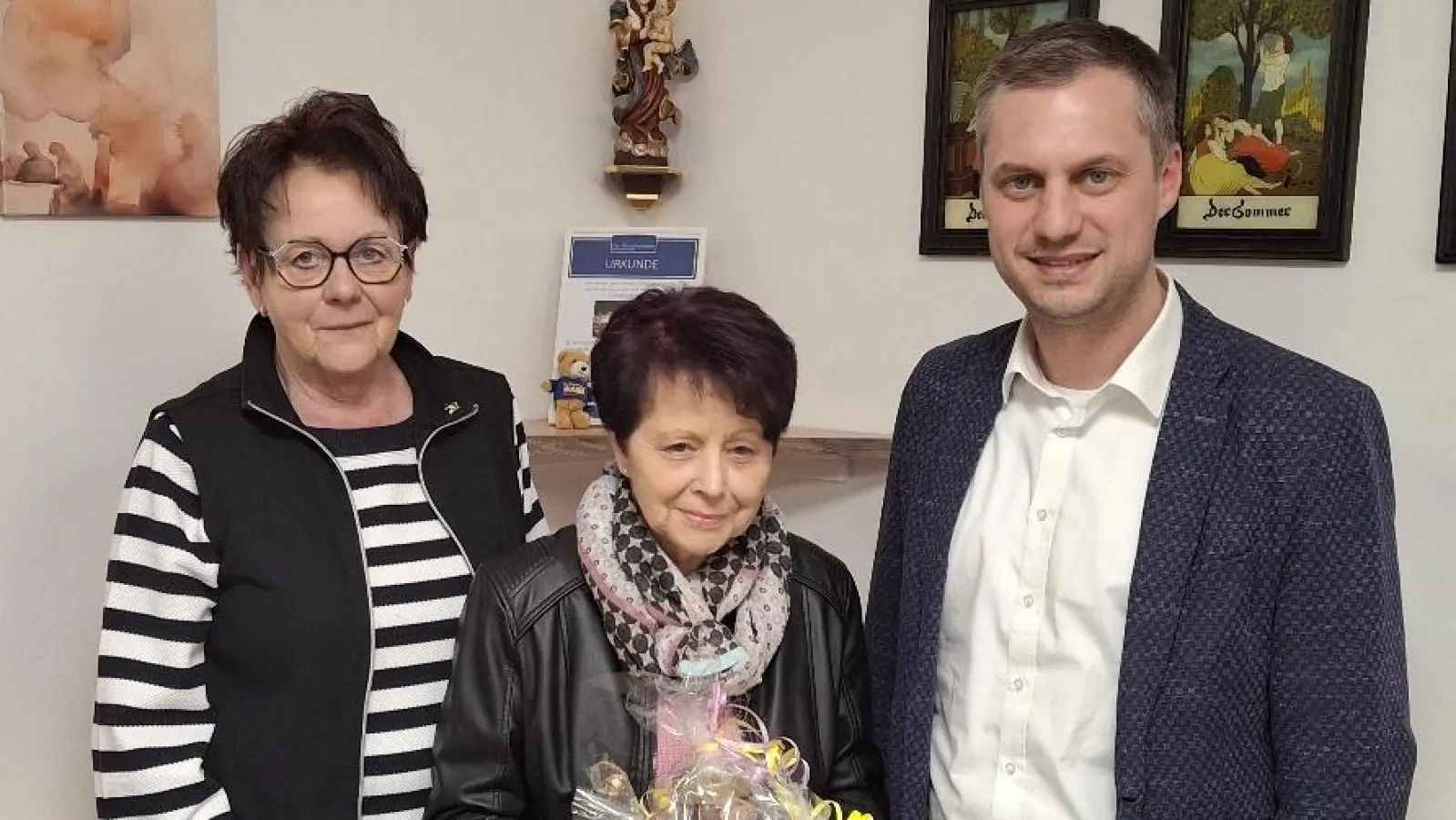 Vorsitzende Petra Becher (li.) und Bürgermeister Wolfgang Söllner ehrten Maria Bauer für 30 Jahre Zugehörigkeit zur Frauen-Union. (Bild: Josef Söllner)