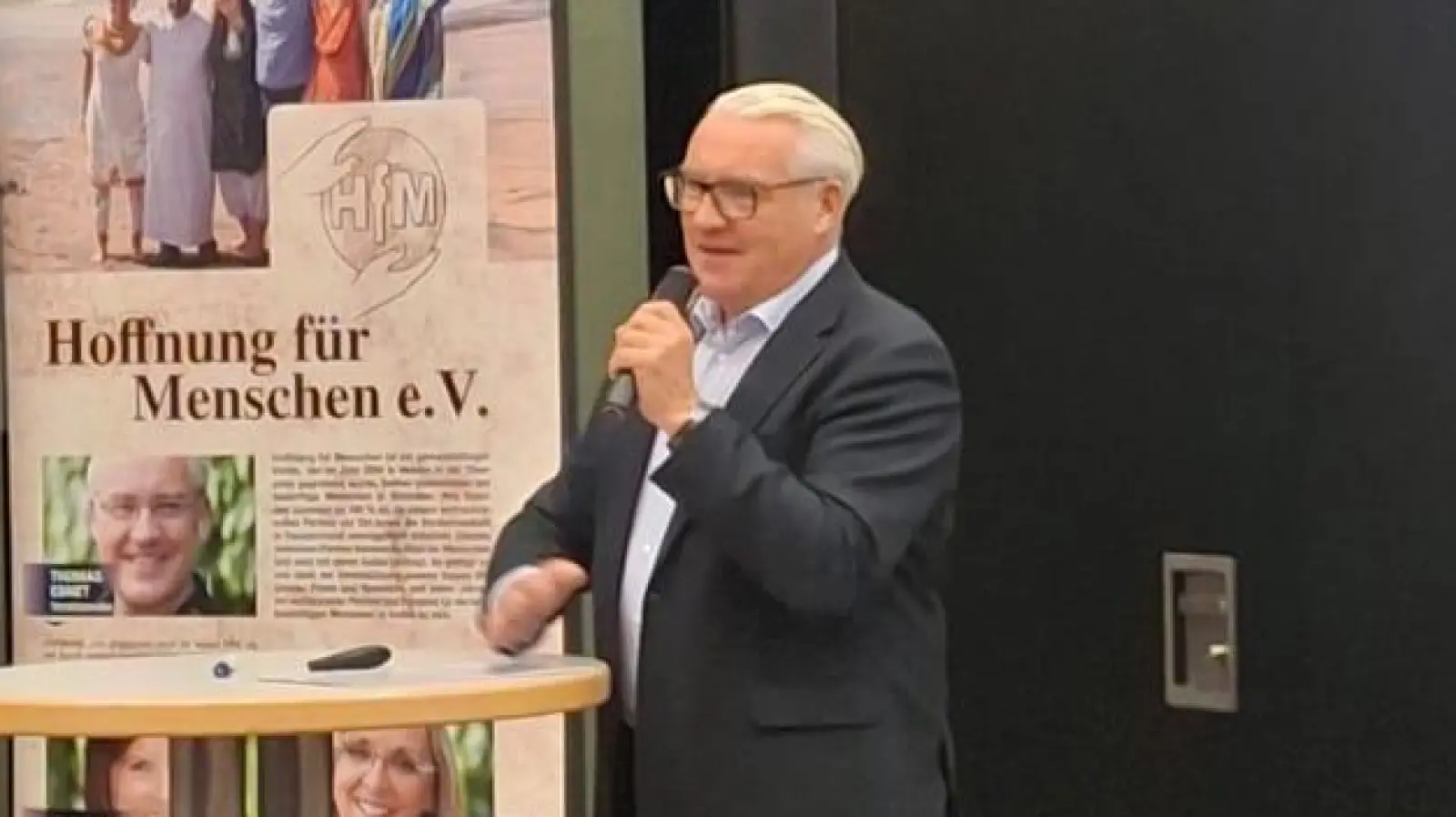 Vorsitzender Thomas Ebnet führt durch den Abend (Bild: Sandra Geißler)