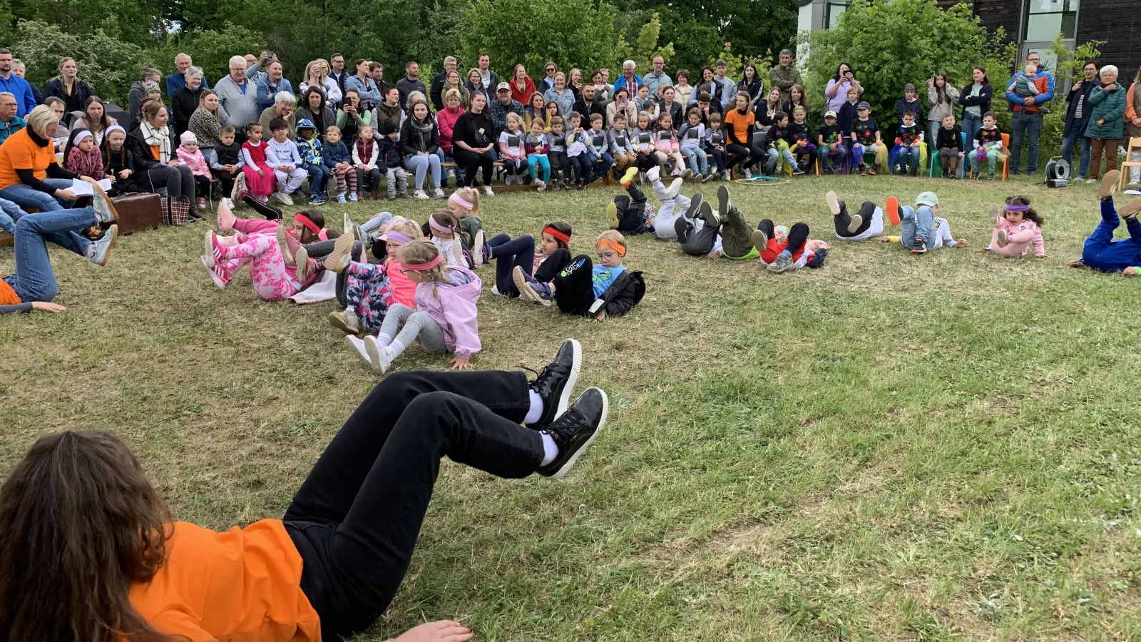 Mit ihrem Spiel erfreuten die Kinder die Eltern und Besucher. (Bild: Johann Adam)