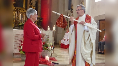 Pfarrer Besold übergibt an Gemeindereferentin Roswitha Heining einen Wanderstab. (Bild: Holger Popp)