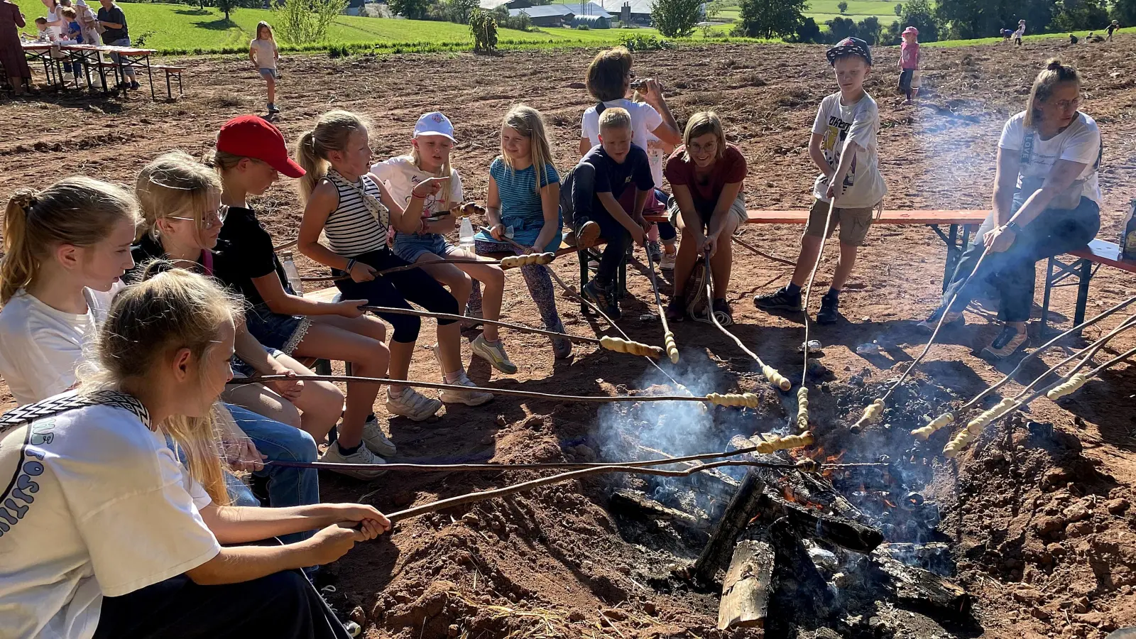Ein Kartoffelfeuer hatten die Helfer angelegt, in dem nicht nur Kartoffeln gegrillt wurden, auch Stockbrot hielten die Kinder ins Feuer. (Bild: Markus Dobmeier)