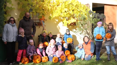 Judith Bearkland (v.l.), Vereinschef Johannes Pretzl und die stolzen Kinder der dritten Schnitzgruppe beim Kürbisschnitzen des OGV Vilshofen-Rieden. (Bild: Michael Rabenhofer)