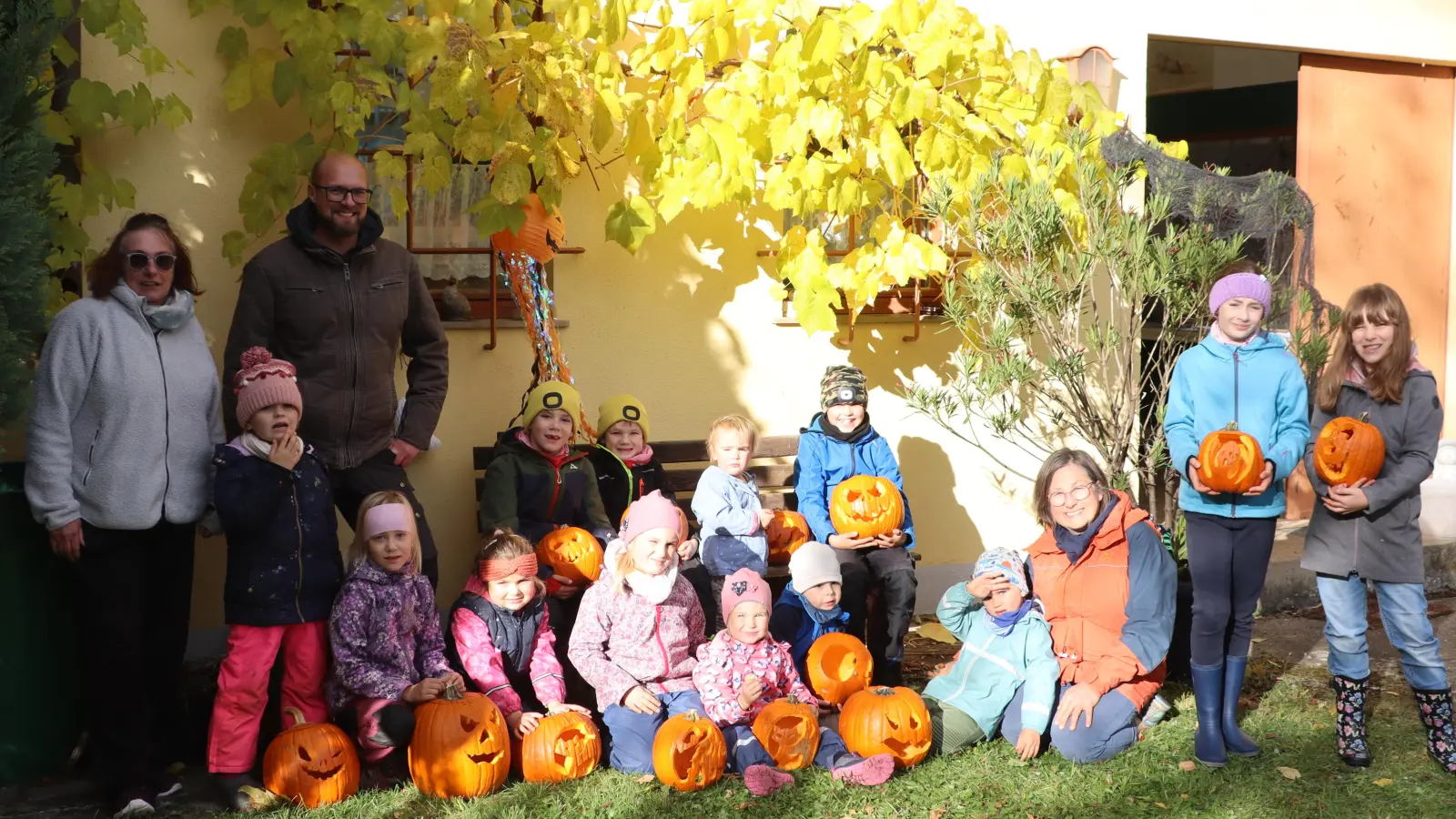 Judith Bearkland (v.l.), Vereinschef Johannes Pretzl und die stolzen Kinder der dritten Schnitzgruppe beim Kürbisschnitzen des OGV Vilshofen-Rieden. (Bild: Michael Rabenhofer)