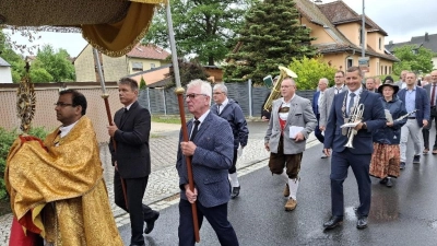 Pfarrer Pater Anish George trägt das Allerheiligste durch die Straßen. Gefolgt von der Blaskapelle Ebnath unter Leitung von Bürgermeister Johannes Prechtl und dem Gemeinderat. (Bild: Josef Söllner)