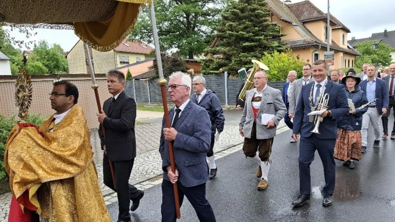 Pfarrer Pater Anish George trägt das Allerheiligste durch die Straßen. Gefolgt von der Blaskapelle Ebnath unter Leitung von Bürgermeister Johannes Prechtl und dem Gemeinderat. (Bild: Josef Söllner)