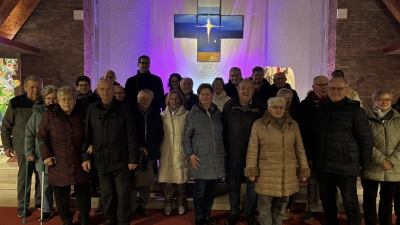 Die Ehejubilare in der stimmungsvoll beleuchteten Pfarrkirche (Bild: Sandra Schieder)