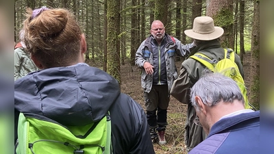 Forstdirektor Gregor Schießl, Bayerische Forstverwaltung Bamberg bei Ausführungen über den derzeitigen und künftigen Bestand des deutschen Wald. (Bild: Hans Rachwalik)