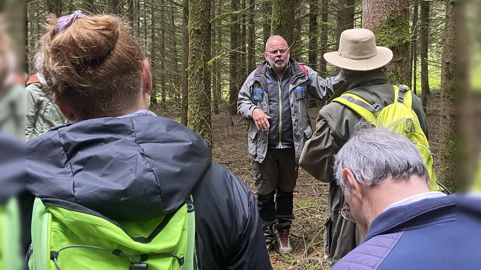 Forstdirektor Gregor Schießl, Bayerische Forstverwaltung Bamberg bei Ausführungen über den derzeitigen und künftigen Bestand des deutschen Wald. (Bild: Hans Rachwalik)