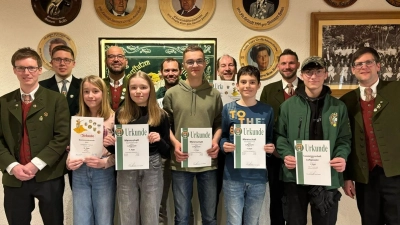 (v. l.) Sportleiter Julian Männer, 2. Gauschützenmeister Martin Riedl, Ida Burger, Vorstand Johannes Kirchner, Marie Burger, Thorsten Härtl, Benno Wölfl, Thomas Heindl, Jonas Siller, Schatzmeister Peter Härtl, Julien Lenk, Jugendleiter Matthias Menzel (Bild: Carmen Kirchner)