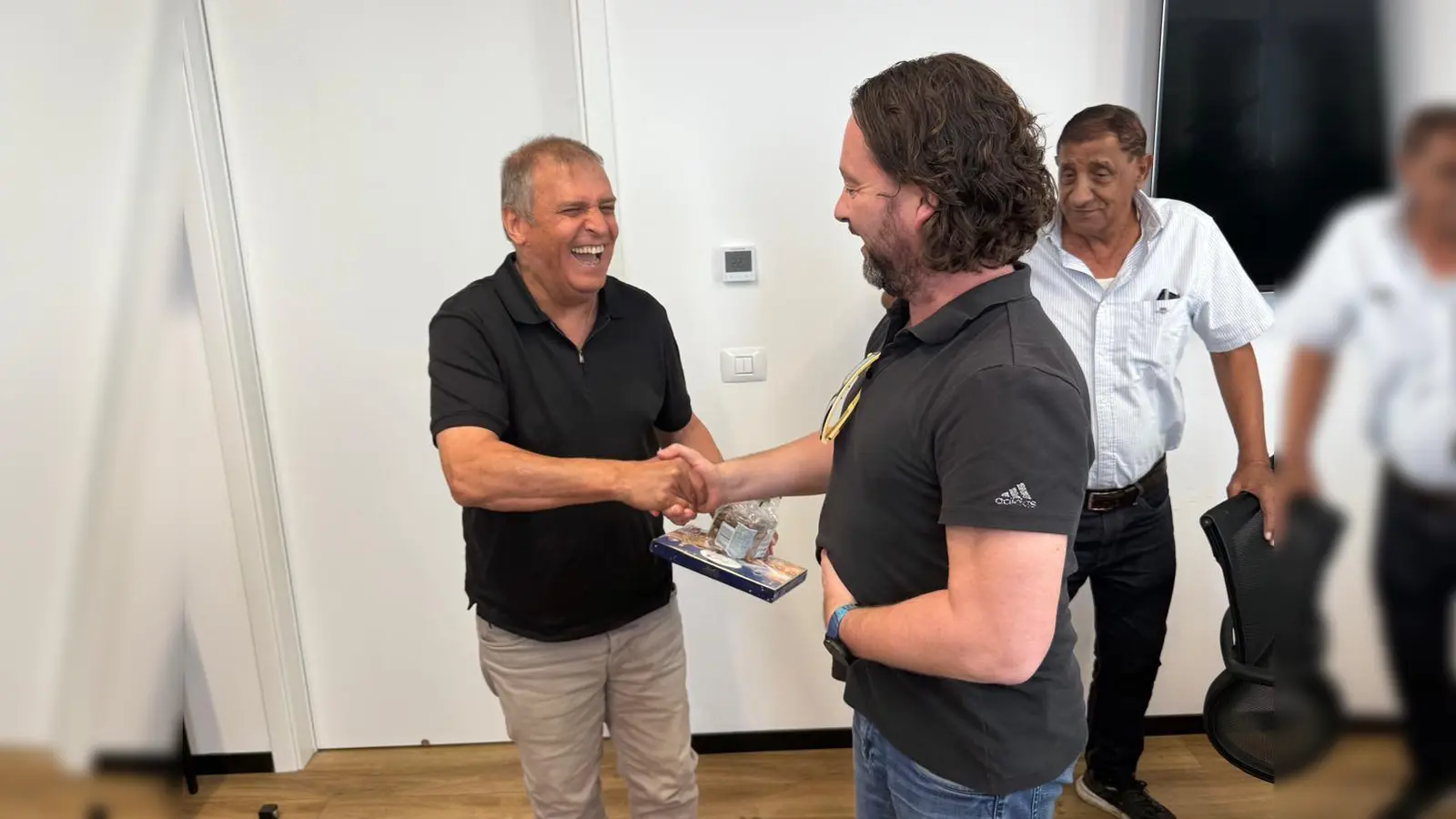 Zwei die sich gut verstehen. Links Bürgermeister Shimon Susam, Hevel Modiin und Martin Doerfler, Vorstandsmitglied Modiion-Verein, Ammerthal. (Bild: Gerhard Doerfler)