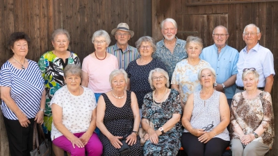 Gruppenbild beim Klassentreffen der 46iger im Gasthaus Sirtl in Tirschenreuth. Mit großer Freude wurde dort Prof. Dr. Karl Froschauer begrüßt (oben dritter von rechts), der nach neunstündiger Luftfahrt von Vancouver nach Frankfurt schließlich per Bahn seinen Geburtsort erreichte.  (Bild: Fotostudio Hummer)