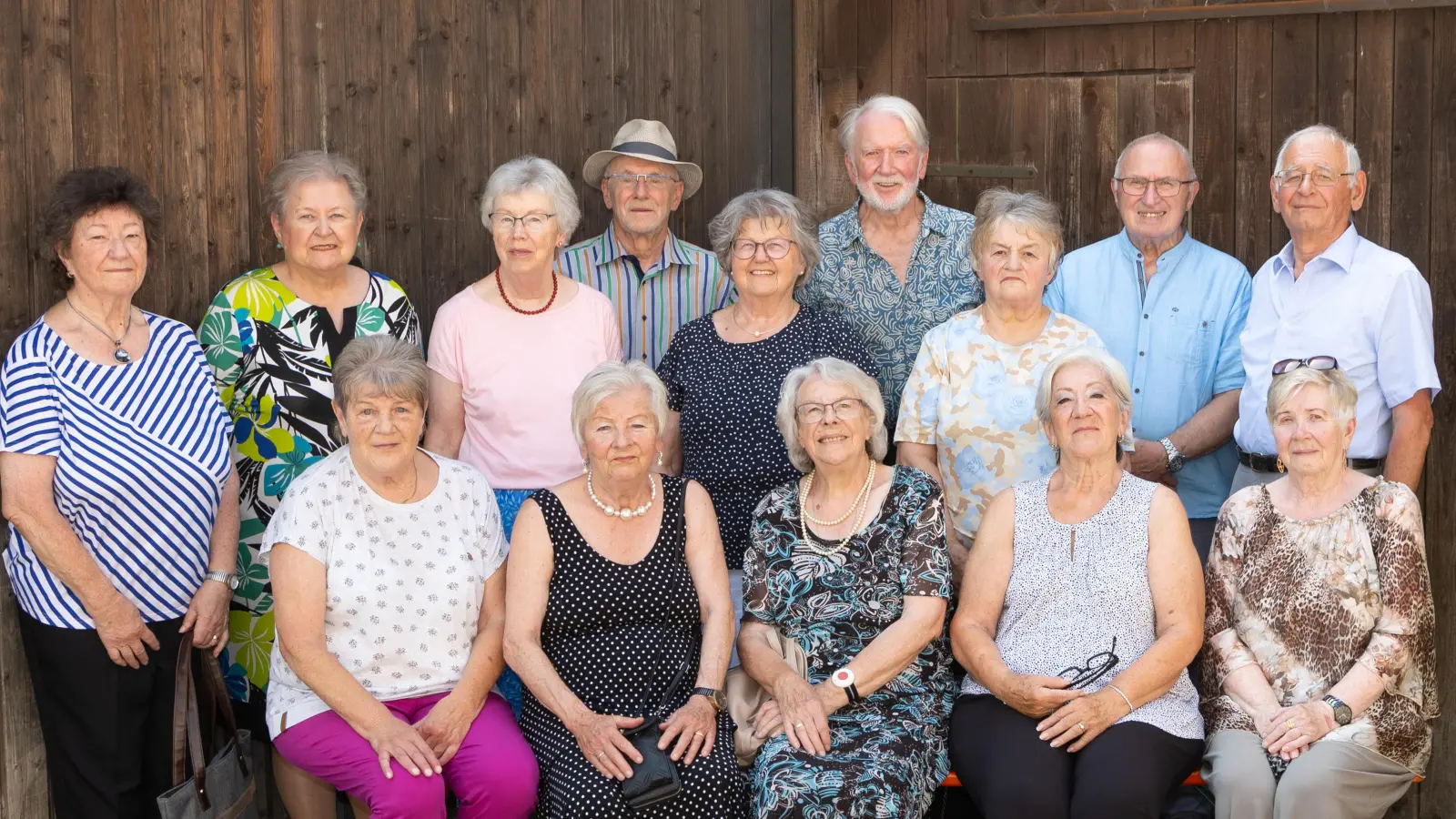 Gruppenbild beim Klassentreffen der 46iger im Gasthaus Sirtl in Tirschenreuth. Mit großer Freude wurde dort Prof. Dr. Karl Froschauer begrüßt (oben dritter von rechts), der nach neunstündiger Luftfahrt von Vancouver nach Frankfurt schließlich per Bahn seinen Geburtsort erreichte.  (Bild: Fotostudio Hummer)