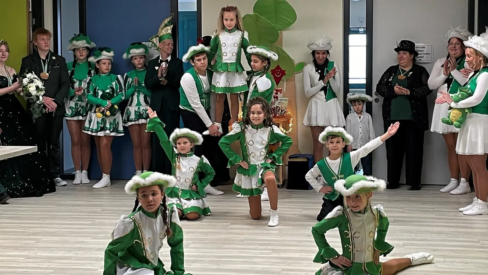 Um den schwerkranken Kindern, aber auch ihren Familien und Betreuerinnen eine Freude zu bereiten, besuchte die Schwandorfer Faschingsgesellschaft Lindania „Ninos Kinderhaus” in Amberg. (Bild: Susanne Schwab)