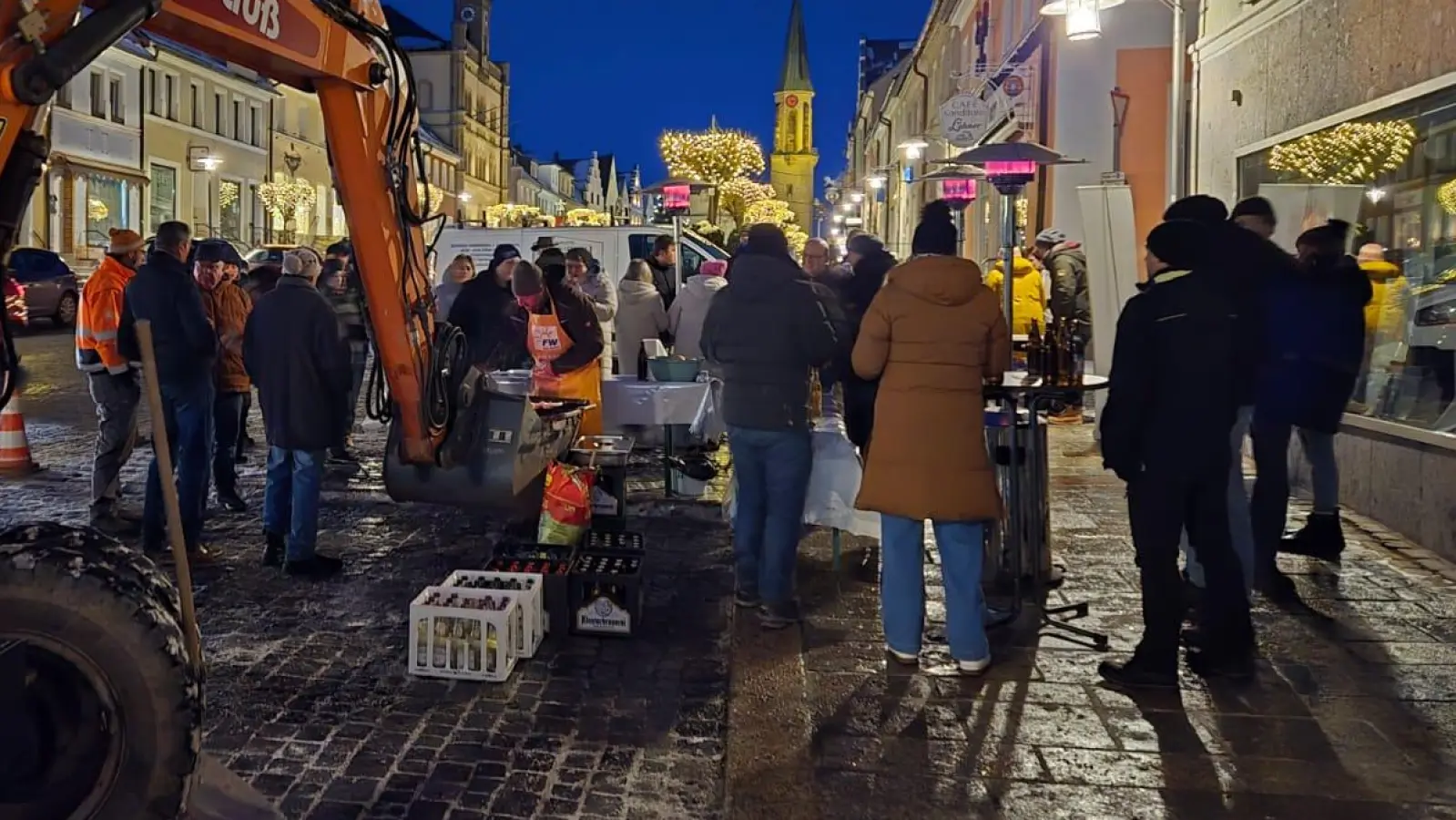 Der Bagger und die ersten Gäste am unteren Stadtplatz in Kemnath. (Bild: Philipp Lippert)