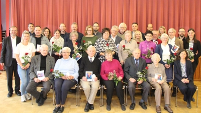 Pfarrer Thomas Stohldreier (links außen) und Pfarrgemeinderatssprecherin Kerstin Kiener gratulieren den Jubelpaaren, vor allem Roswitha und Georg Lindner, Irma und Johann Hagn und Martina und Norbert Kreutzmeier (von rechts sitzend), die seit 60 Jahren und mehr verheiratet sind. (Bild: Stefan Bayerl)