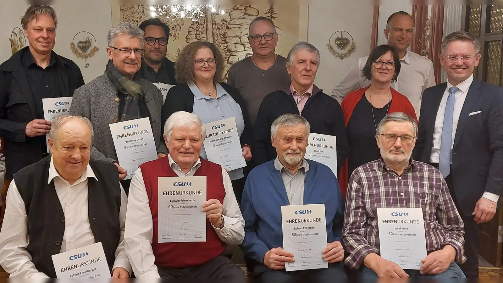 Sitzend: Robert Ernstberger, Ludwig Prieschenk, Robert Pöllmann, Josef Weiß.<br>Stehend: Hans-Joachim Schinner, Wolfgang Braun, Peter Hilgarth, Judith Linberg-Karwath, Wolfgang Stock, Josef Konz, Andrea Hecht, Maximilian Heinzl, Landtagsvizepräsident und MdL Tobias Reiss. (Bild: Karin Troesch)