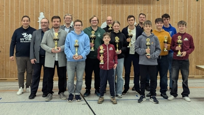 Siegerfoto der Oberpfalz Schach Meisterschaft (Meisterklasse 1-3) mit 1. Vorsitzenden des Schachverband Oberpfalz, Dr, Jürgen Rohrwild; 1. Vorstand SV Oberviechtach, Dr. Andreas Zinkl; 2. Vorstand SV Oberviechtach, Manuel Fröhlich; Oberpfalzmeister Lennart Uphoff; Vizeoberpfalzmeister Moritz Ramming und drittplatzierter Oberpfalzmeister Oliver Schmidt (Bild: Maria Zinkl)