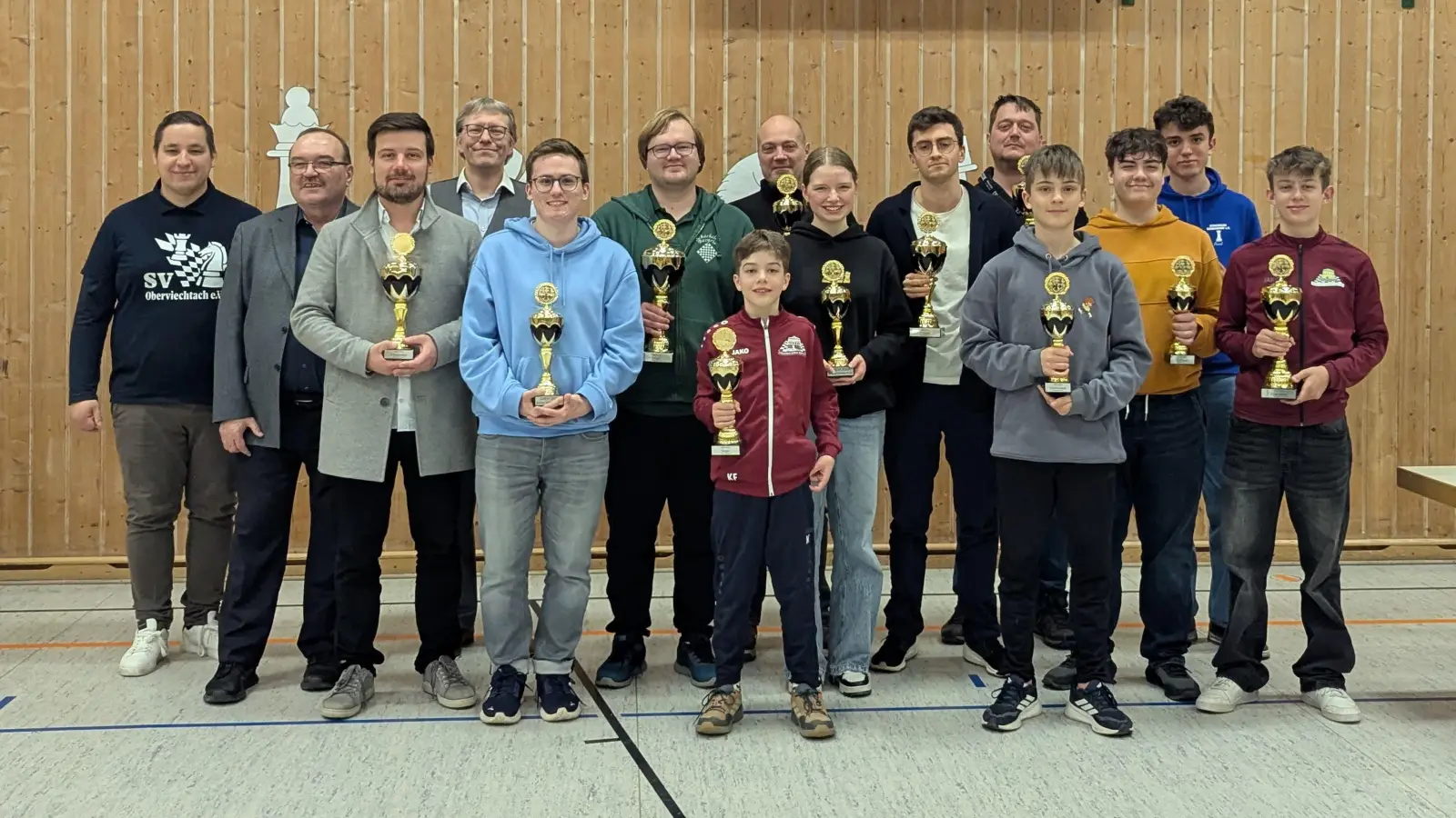 Siegerfoto der Oberpfalz Schach Meisterschaft (Meisterklasse 1-3) mit 1. Vorsitzenden des Schachverband Oberpfalz, Dr, Jürgen Rohrwild; 1. Vorstand SV Oberviechtach, Dr. Andreas Zinkl; 2. Vorstand SV Oberviechtach, Manuel Fröhlich; Oberpfalzmeister Lennart Uphoff; Vizeoberpfalzmeister Moritz Ramming und drittplatzierter Oberpfalzmeister Oliver Schmidt (Bild: Maria Zinkl)