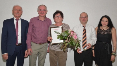 V.l.: Bürgermeister Peter König, Heinrich Heinl, Heidi Heinl, 2. Vorstand Roland Heinl, 1. Vorsitzende Maria Weber-Göhl. (Bild: Helmut Greger)