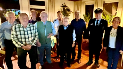 SK Teunz mit den Geehrten, Vorsitzender Peter Breitschafter und Dunja Neukam (BDV e.V.) (Bild: Karin Neukam)