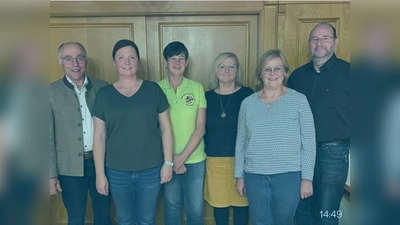 Kreisvorsitzender Albert Nickl (von links) und Max Schwärzer (rechts) gratulieren den Vorsitzenden Christiane Davis, Rita Brüderer sowie Kassiererin Gabi Koslowski und Schriftführerin Brigitte Deglmann. (Bild: Rita Brüderer/exb)