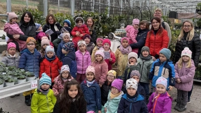 Gruppenfoto mit Frau Baumer in der Gärtnerei  (Bild: Toma Janette)