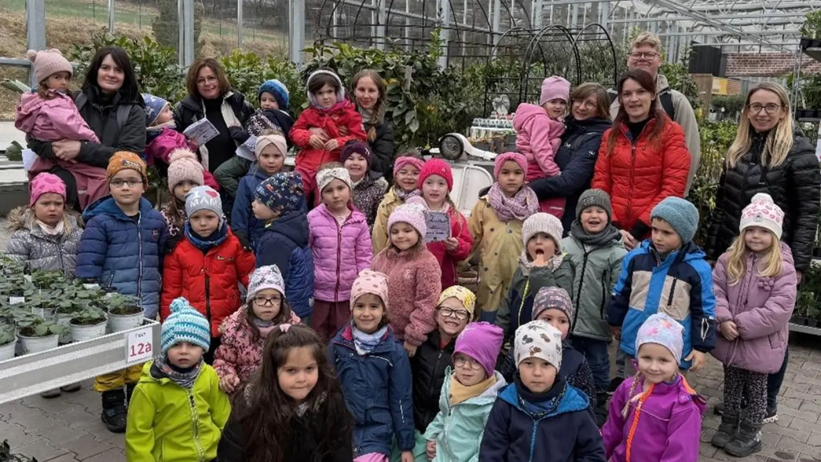 Gruppenfoto mit Frau Baumer in der Gärtnerei  (Bild: Toma Janette)