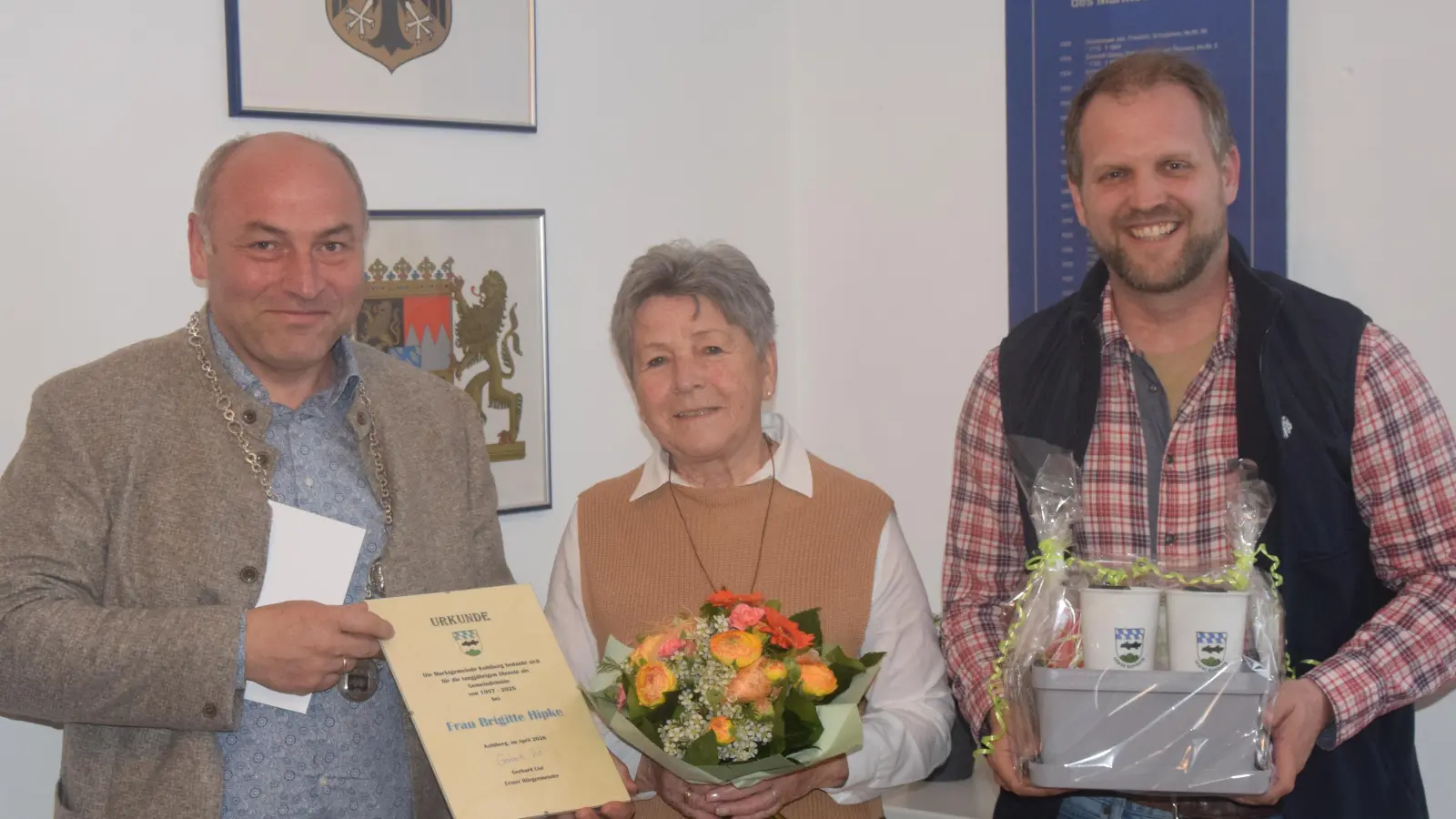 Bürgermeister Gerhard List verabschiedet Brigitte Hipke mit zweiten Bürgermeister Adrian Blödt (von links). Hipke war 29 Jahre Gemeindebotin in Kohlberg. (Bild: Ernst Frischholz)