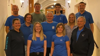 Neu gewählte Vorstandschaft. Personen von links hinten: Andreas Koller, Markus Lobinger, Stefan Braunschläger, Markus Krisch, Gabriele Walter, Günther Freundl, Lisa Böhm, Verena Kreger, Anja Kraus, Claudia Hopf, Mario Strecke. Dominik Müller, Stefanie Gradl, Julia Gretsch, Theresa Dietz und Jana Götz fehlen. (Bild: Karin Ockl)