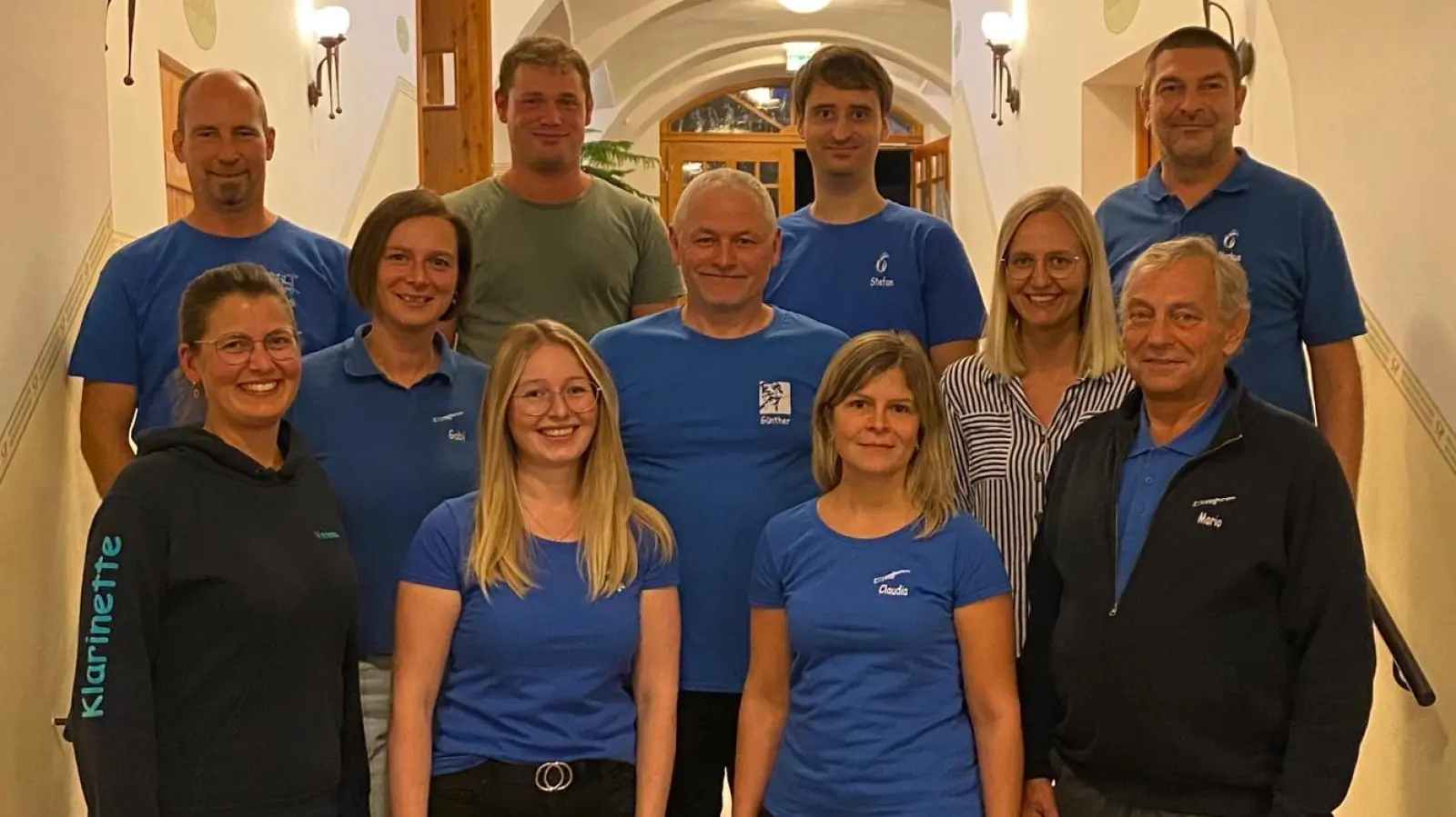 Neu gewählte Vorstandschaft. Personen von links hinten: Andreas Koller, Markus Lobinger, Stefan Braunschläger, Markus Krisch, Gabriele Walter, Günther Freundl, Lisa Böhm, Verena Kreger, Anja Kraus, Claudia Hopf, Mario Strecke. Dominik Müller, Stefanie Gradl, Julia Gretsch, Theresa Dietz und Jana Götz fehlen. (Bild: Karin Ockl)